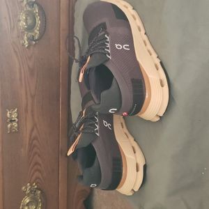 On cloud sneakers size 8